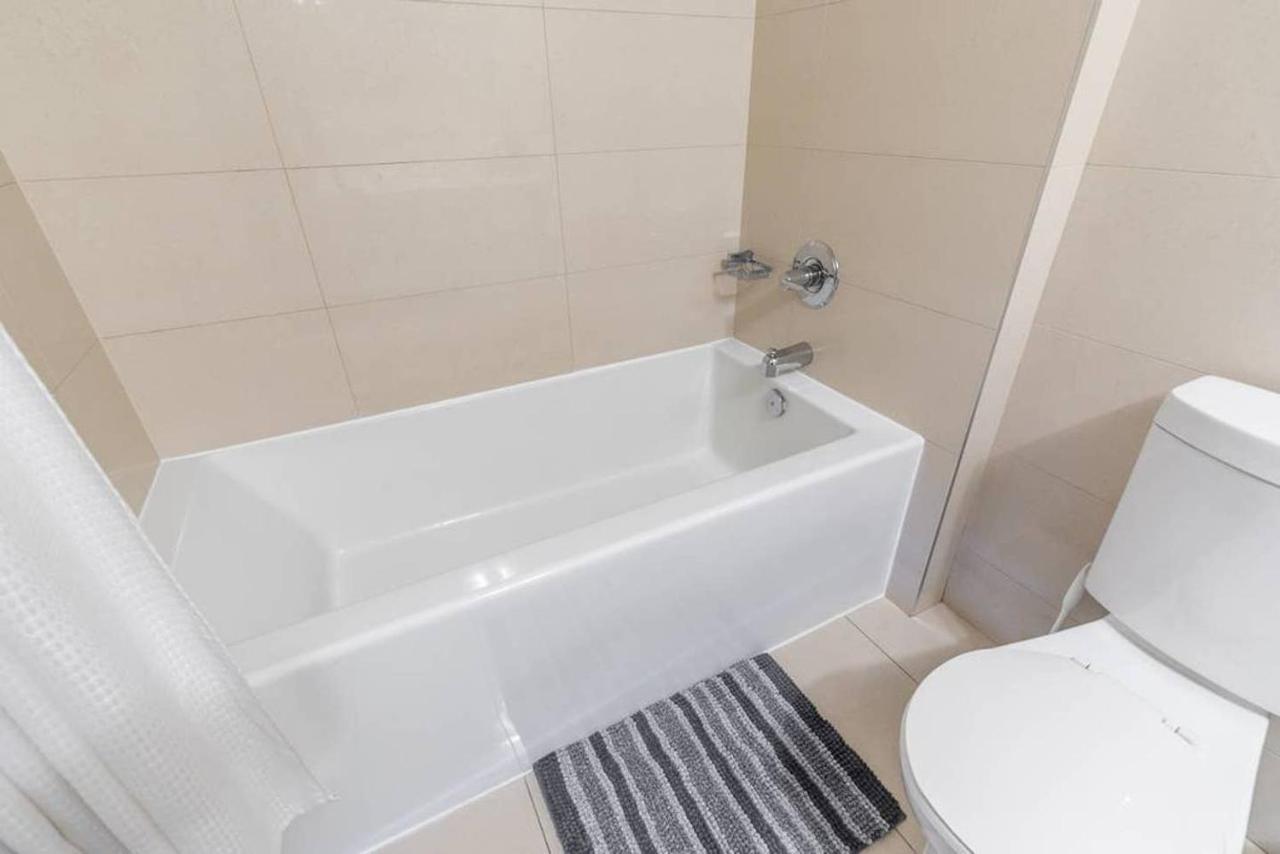 Vila Stunning Views Of Downtown - Luxury High Rise With King Bed! Toronto Exteriér fotografie